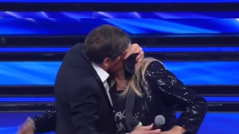 Morandi bacia Mara Venier in diretta a Domenica In: "Ma sei pazzo?"