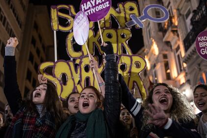 A Istanbul migliaia in piazza contro la violenza sulle donne 6
