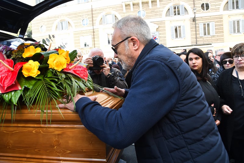 Funerali Antonello Fassari, l'ultimo saluto di parenti e colleghi 1