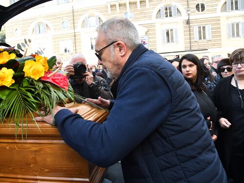 Funerali Antonello Fassari, l'ultimo saluto di parenti e colleghi