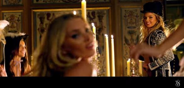 Victoria's Secret: modelle nude per un Natale osé 3