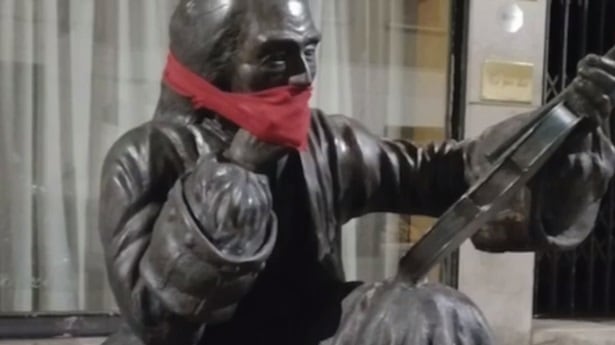 "No alla censura": CasaPound imbavaglia le statue di tutta Italia