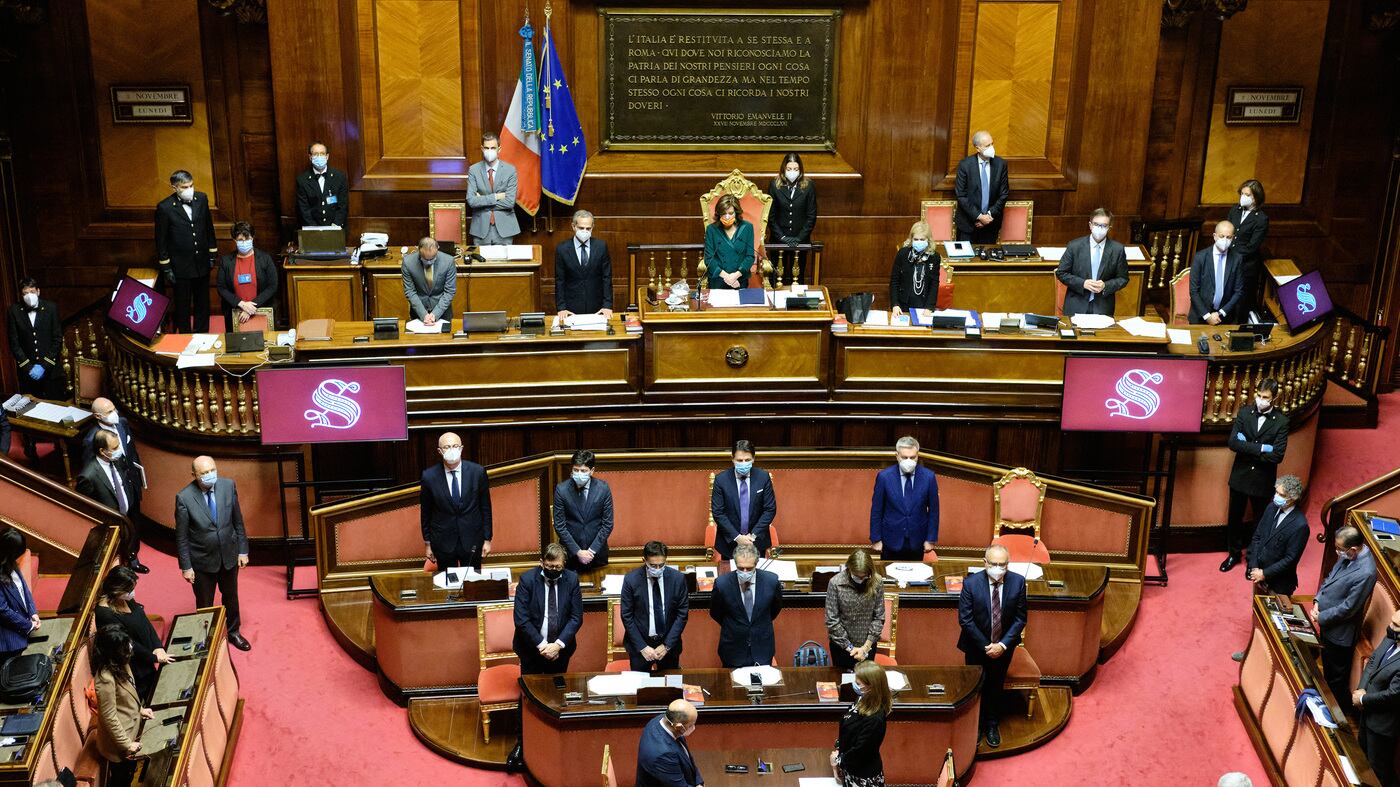 Il governo trova la tregua sul Mes. Ma Renzi tiene Conte sotto ricatto