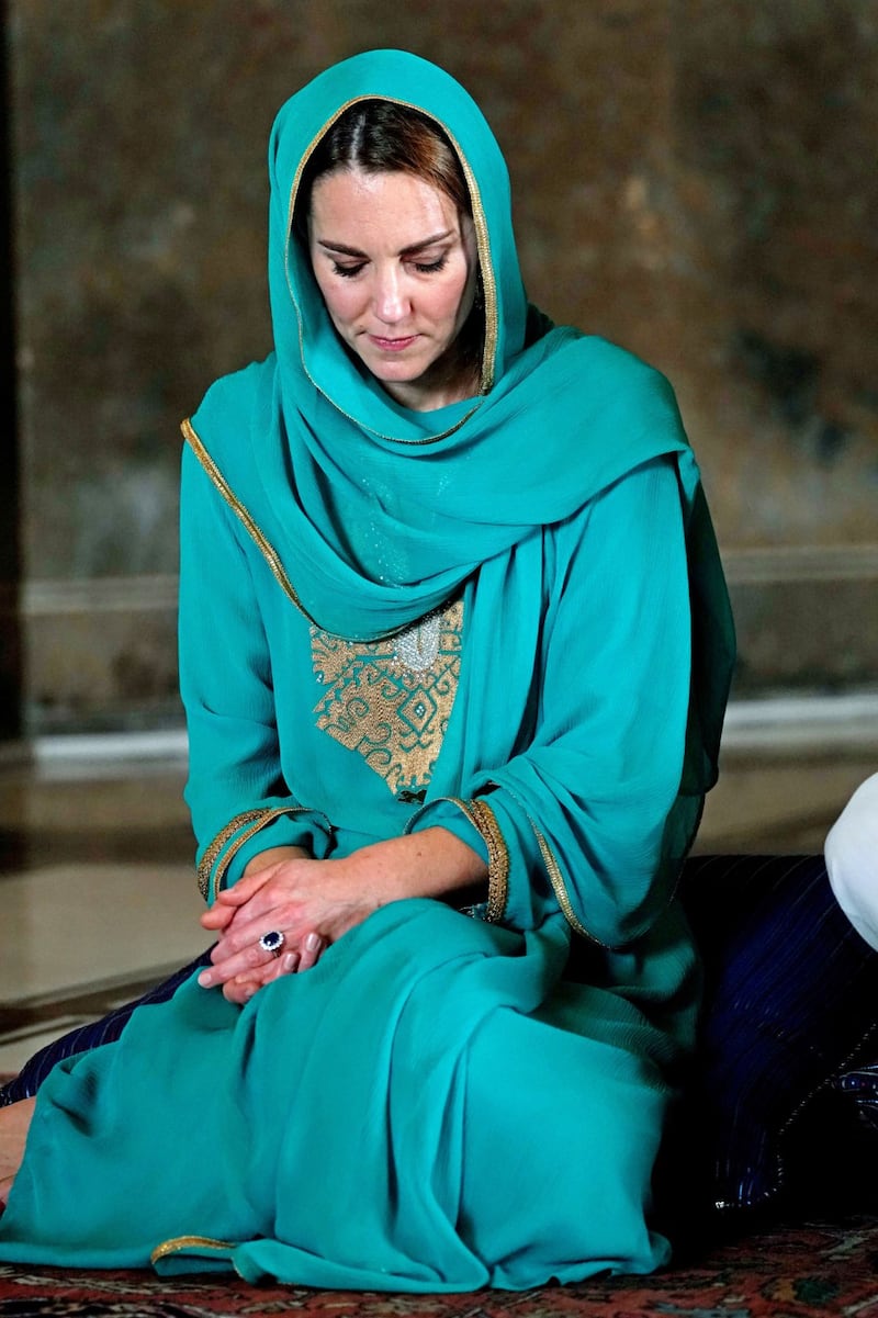 Pakistan, Kate Middleton con il velo per la visita in moschea 4