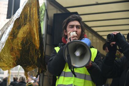 Gli studenti in corteo a Milano: alcuni indossano gilet gialli 7