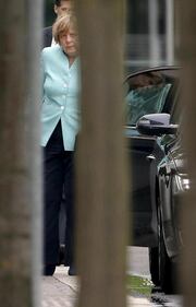 Il volto provato della Merkel dopo il referendum greco 6