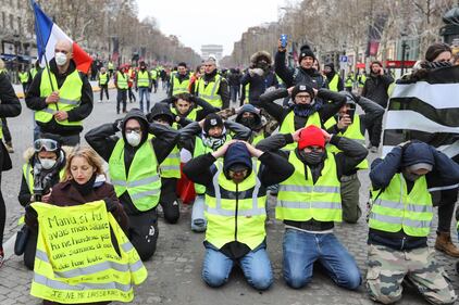 I Gilet gialli invadono Parigi nella quinta giornata di proteste 3