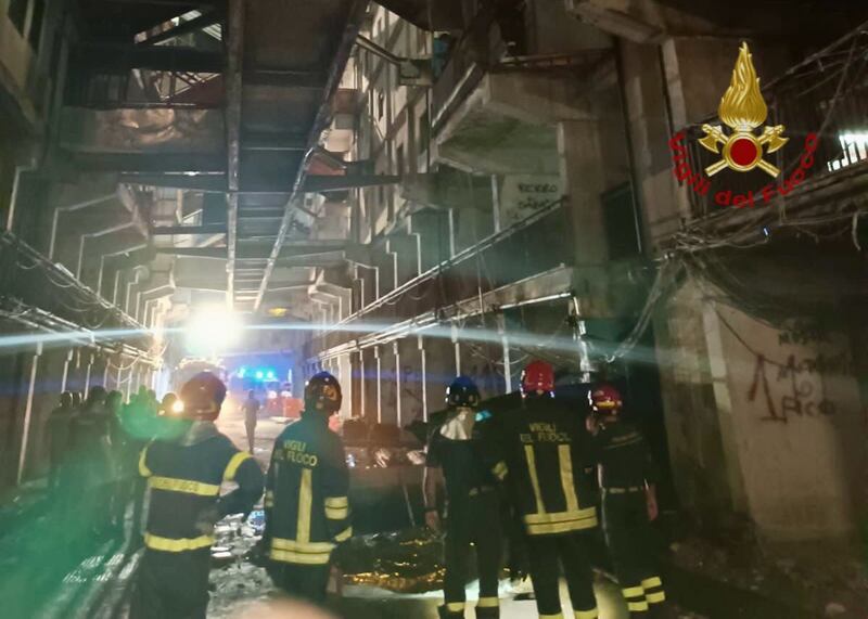 Crolla ballatoio a Scambia: 2 morti e 13 feriti nella Vela Celeste 2