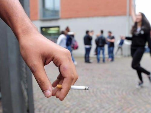 Se al liceo arriva la zona fumatori