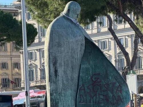 Vergogna a Roma, imbrattata la statua di Giovanni Paolo II durante la manifestazione pro-Palestina