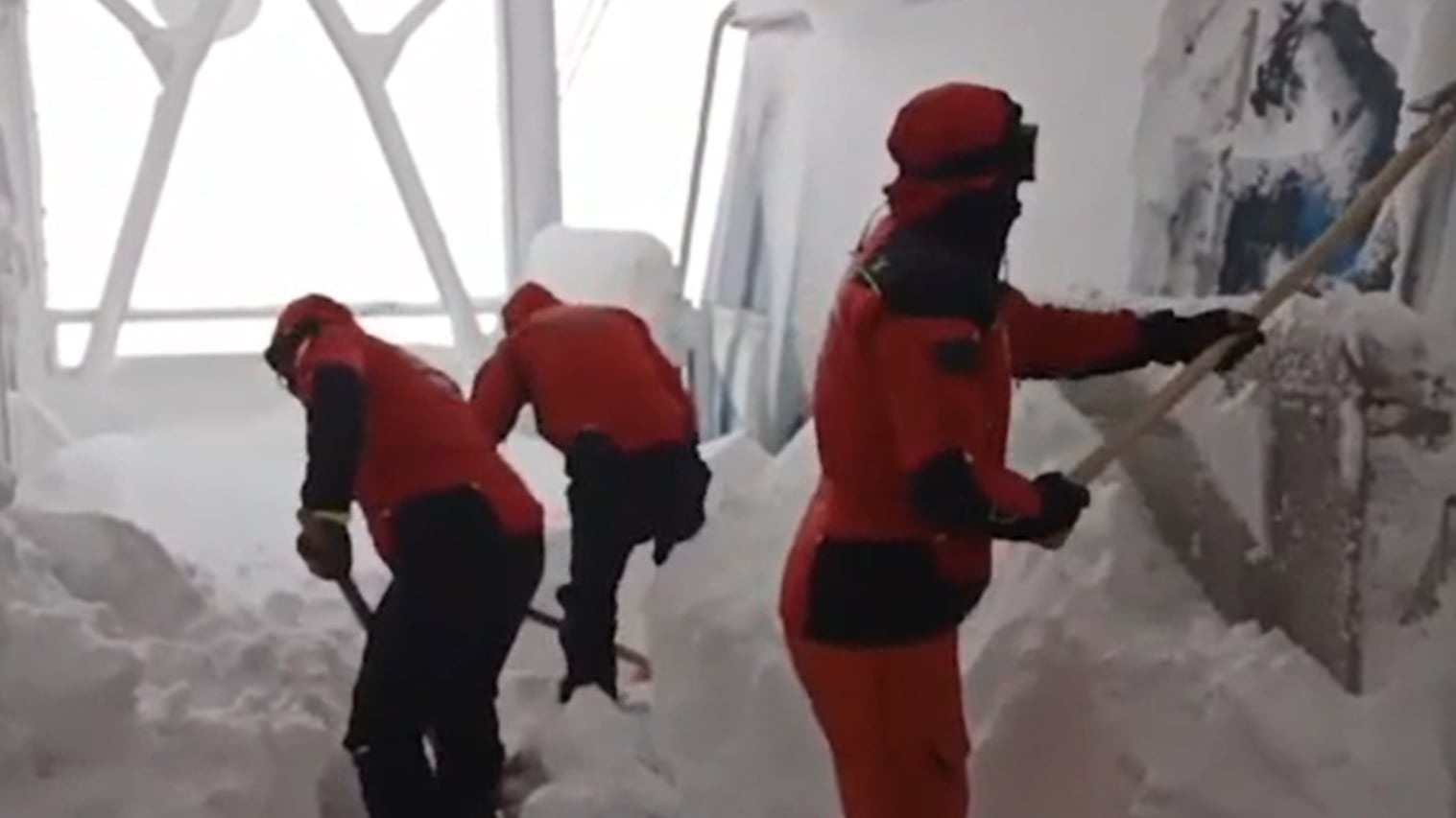 Gran Sasso, sospese le ricerche degli alpinisti: soccorritori rientrati dopo 2 giorni