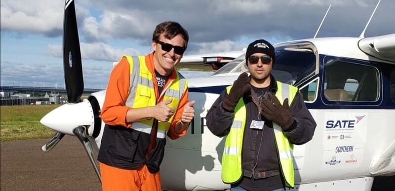 Il pilota sperimentale collaudatore Elliot Seguin (sinistra) assieme al Cessna 337 dopo un volo. Foto di E. Seguin