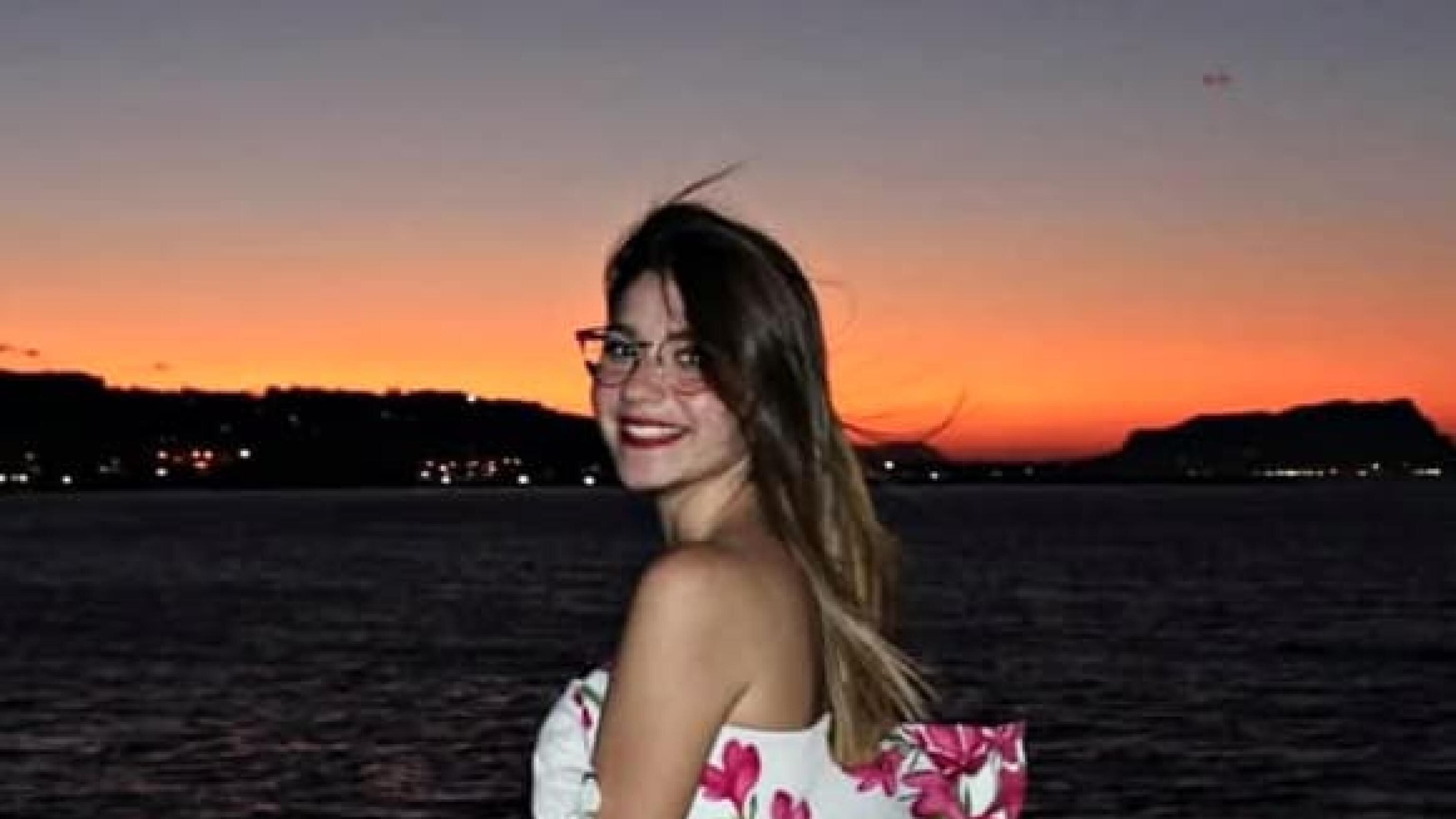 La lite in strada con un giovane: uccisa a coltellate, caccia all'assassino