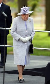 La Regina Elisabetta va allo zoo a vedere gli elefanti 12