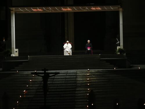 La Via Crucis del Papa: "Signore non lasciarci nell'ombra della morte"