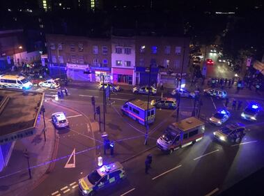 Londra, un van contro la folla: un morto e otto feriti 5