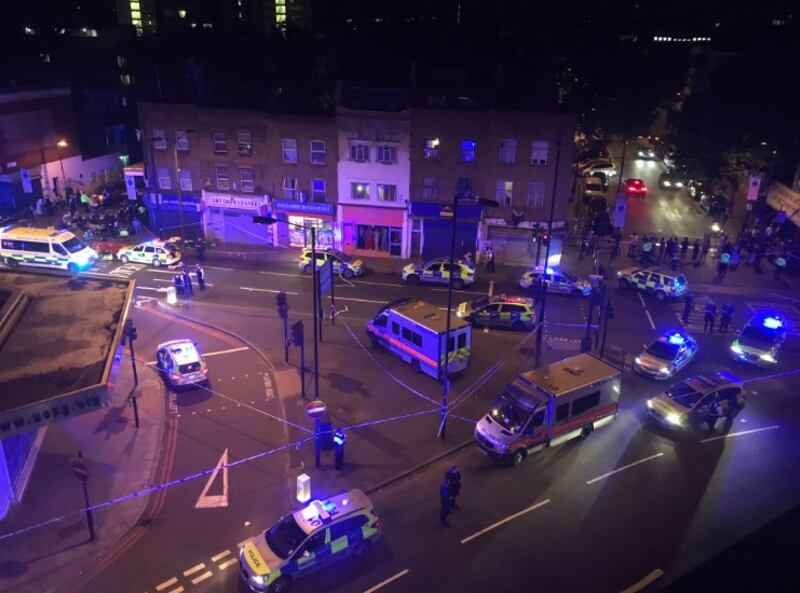 Londra, un van contro la folla: un morto e otto feriti 5