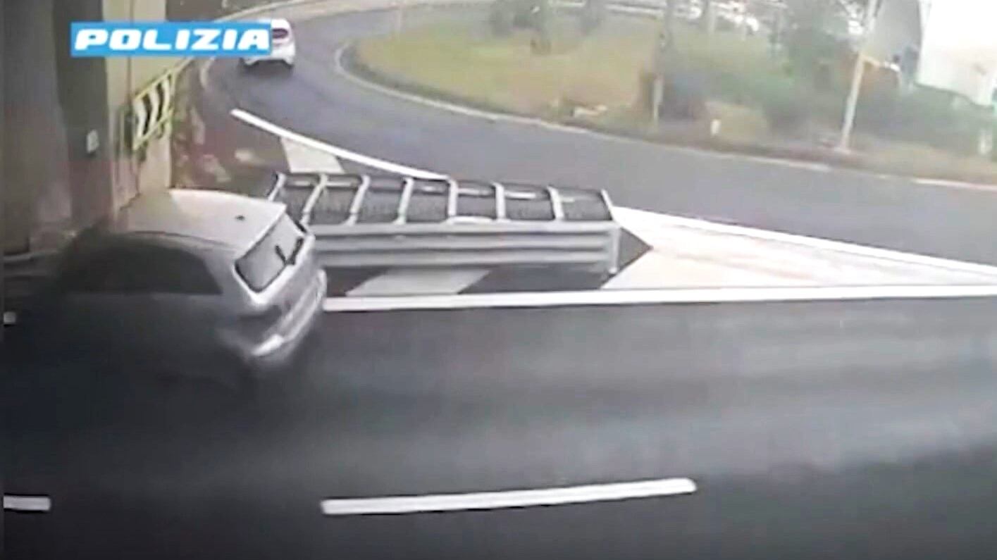 Completamente ubriaca, sbanda con l'auto e si schianta in galleria: 40enne rischia l'arresto
