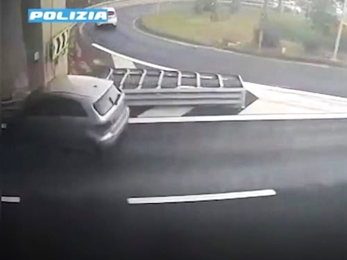 Completamente ubriaca, sbanda con l'auto e si schianta in galleria: 40enne rischia l'arresto