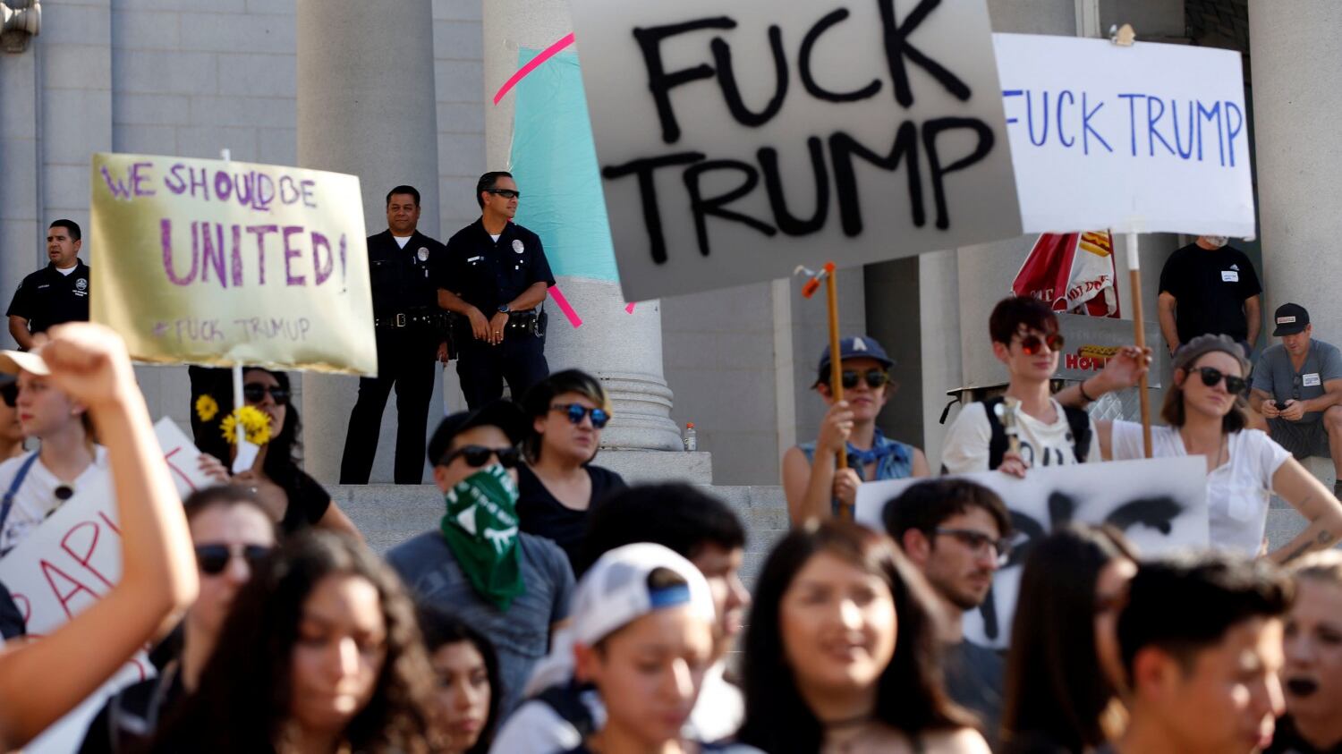 Dilaga la protesta anti Trump dei "democratici" solo a parole