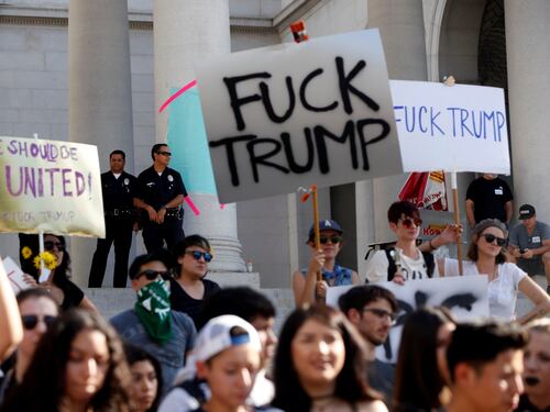 Dilaga la protesta anti Trump dei "democratici" solo a parole