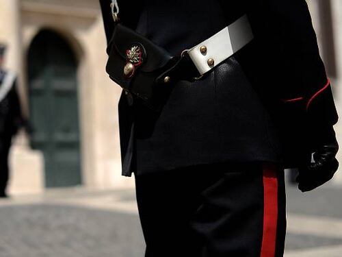 Sinti vestiti da carabinieri e finanzieri rubavano nelle case, presi