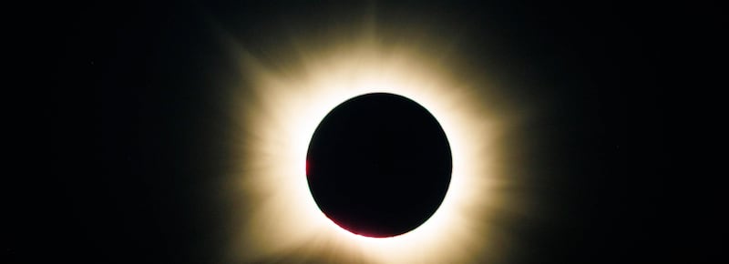 L’eclissi solare ha tenuto milioni di persone con la testa all’insù
