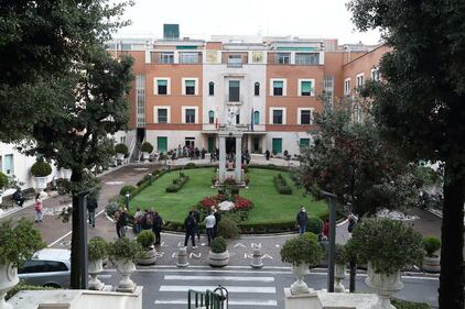 Roma, evacuati i pazienti dell'ospedale Villa San Pietro per un incendio 2
