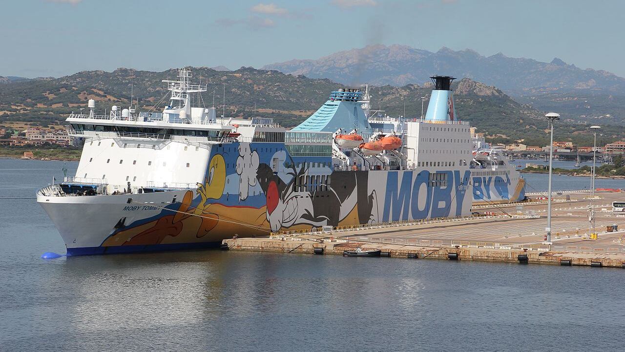 Paura sul traghetto Moby Tommy, uomo cade in mare. Ricerche in corso
