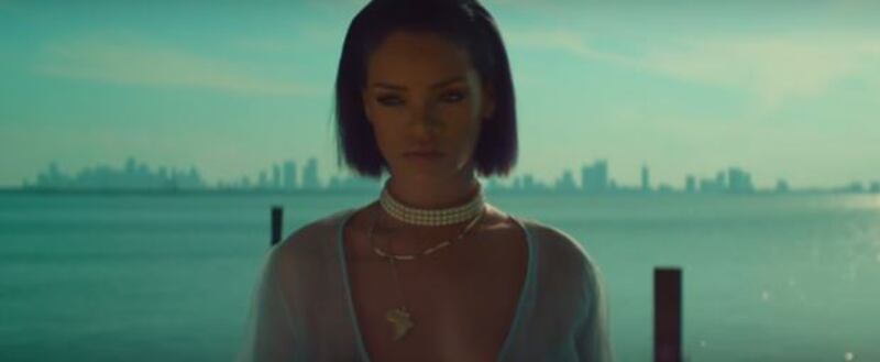 Rihanna, sexy killer in "Needed me": foto 12