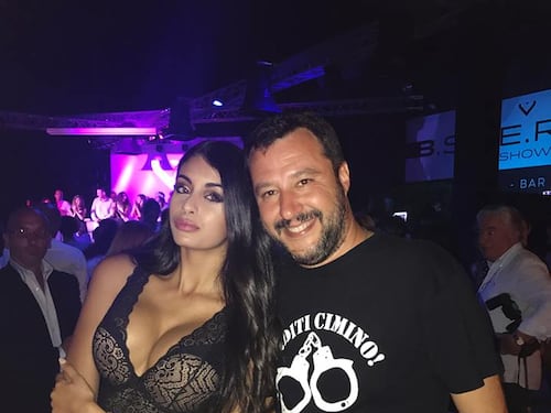 La foto di Salvini con la modella musulmana scatena la rete