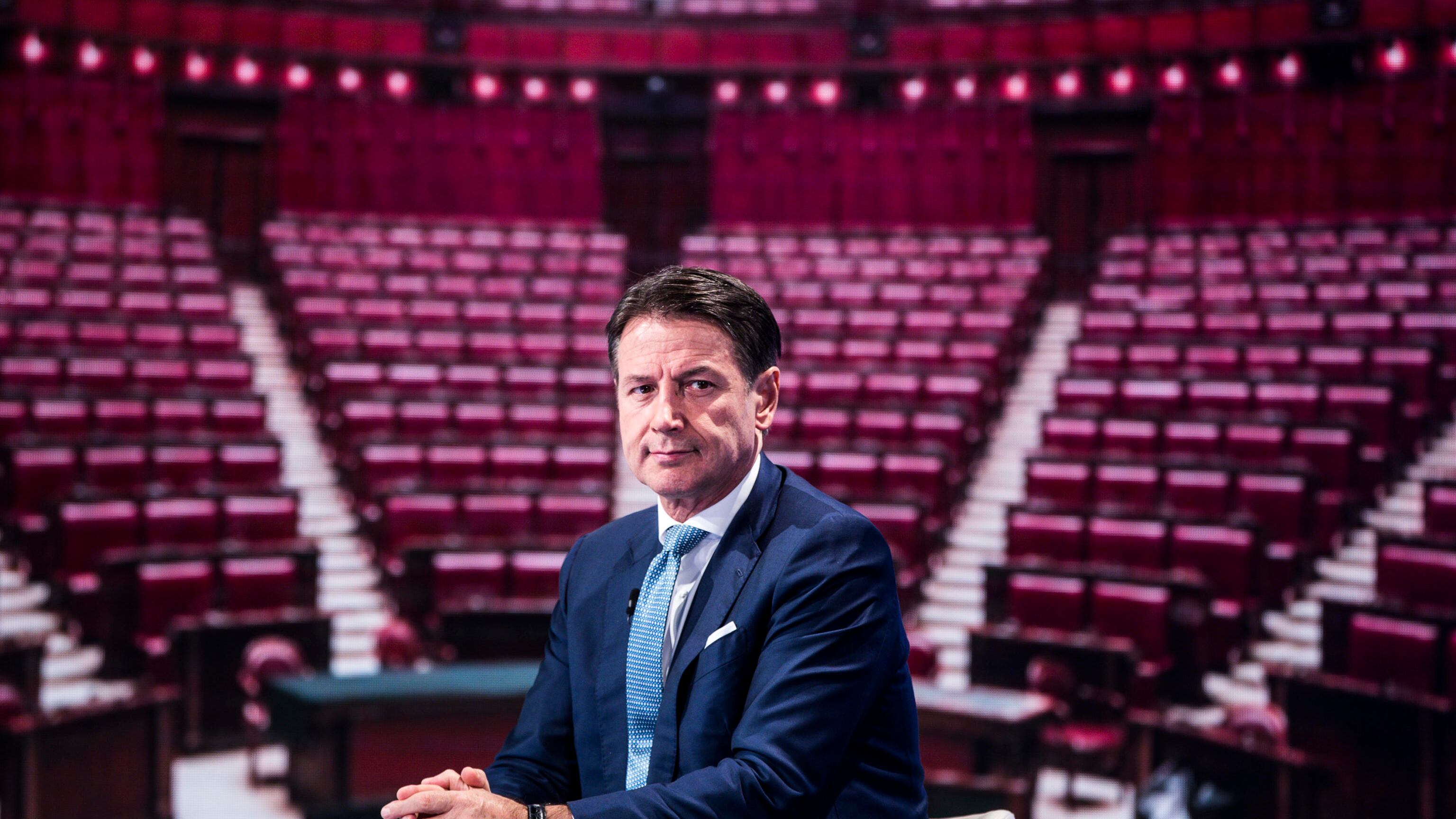 "Il reddito va rafforzato". Conte fa la vittima e attacca il centrodestra