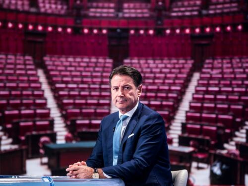 "Il reddito va rafforzato". Conte fa la vittima e attacca il centrodestra