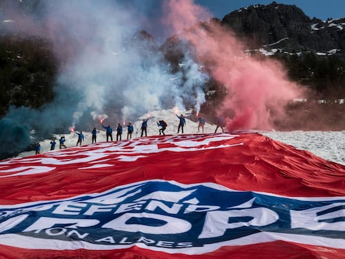 Blocco della destra ai migranti, scontri tra agenti e antifascisti al confine