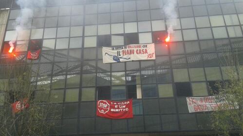 Bologna, occupato palazzo in via Fioravanti 1