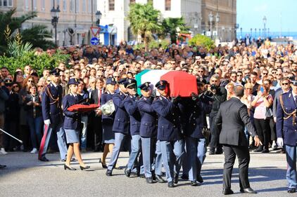 Sparatoria Trieste, in migliaia salutano gli agenti uccisi 1