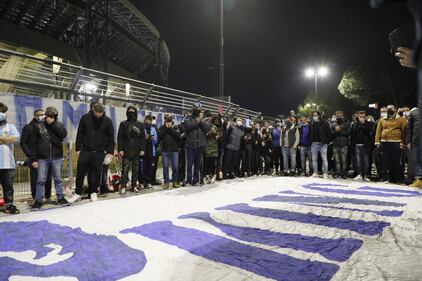 Napoli piange il suo mito Diego Armando Maradona 11
