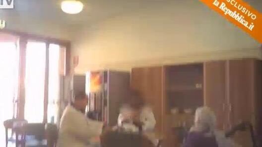 Video del Cav tra i malati, è bufera