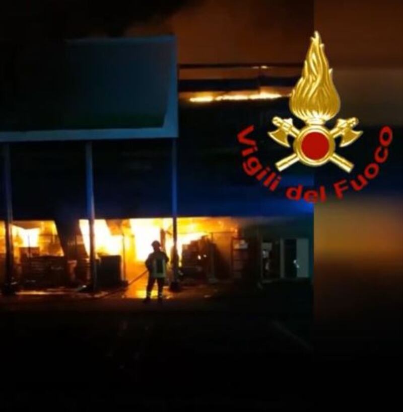 Incendio al centro commerciale a Castel Romano 1