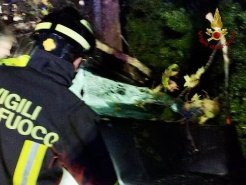 Italia nella morsa del maltempo, militare 46enne muore travolto da un albero mentre si trovava in auto. Quasi 400 interventi dei vigili del fuoco
