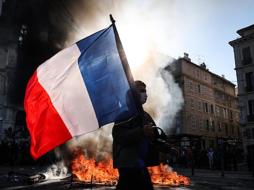 Francia a ferro e fuoco, studenti e gilet gialli in piazza. A Parigi oltre 60 arresti e due cortei dispersi. Scontri anche a Lione e Marsiglia