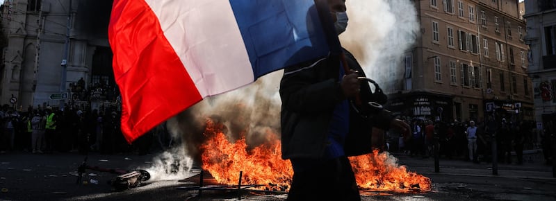 Francia a ferro e fuoco, studenti e gilet gialli in piazza. A Parigi oltre 60 arresti e due cortei dispersi. Scontri anche a Lione e Marsiglia