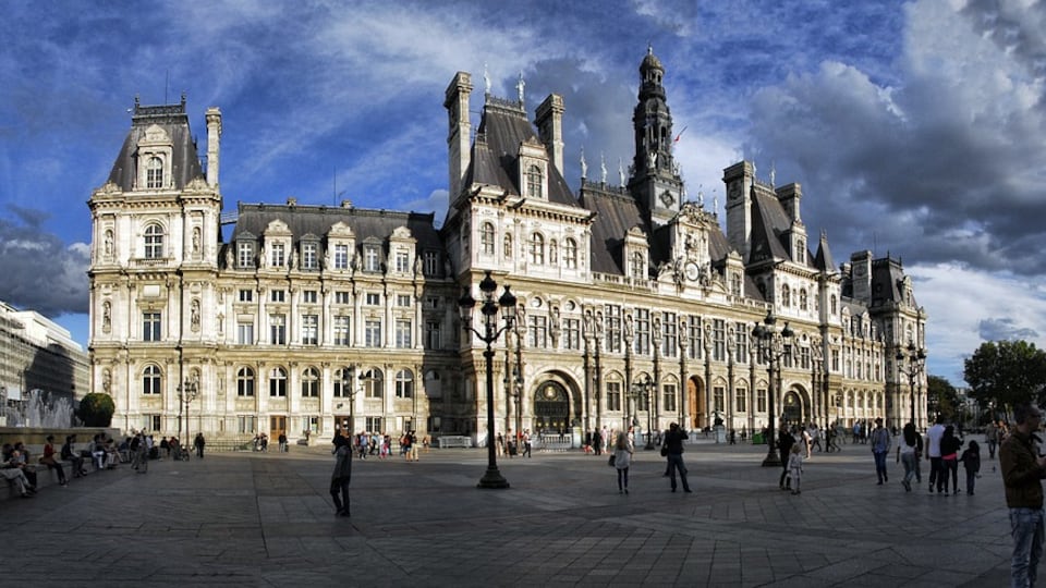 Parigi, la sfida della sindaca Hidalgo: il municipio diventa rifugio per clochard