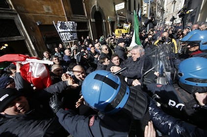 Scontri davanti la sede del Pd in Via del Nazareno 1