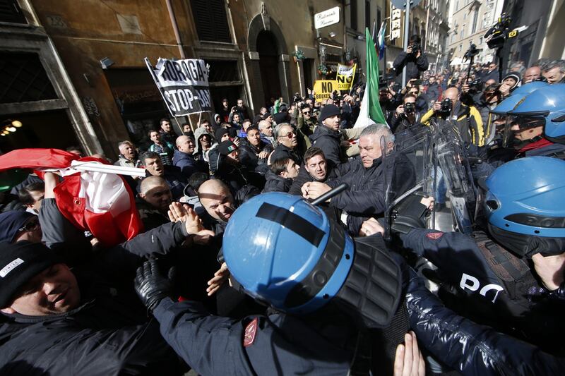 Scontri davanti la sede del Pd in Via del Nazareno 1