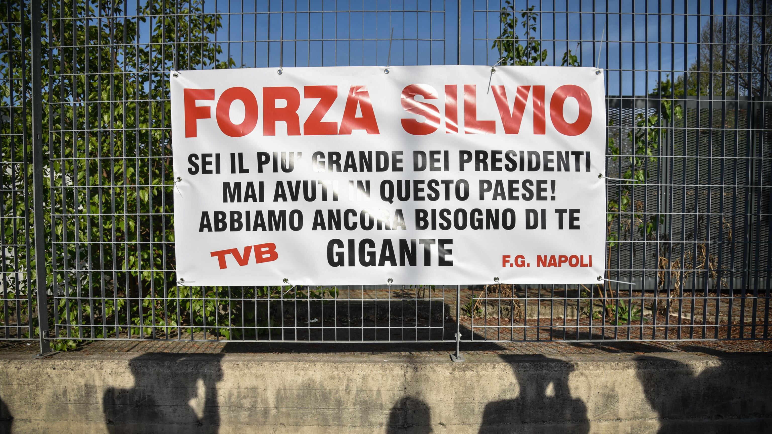 "Ci auguriamo di averlo sul palco a maggio". Tajani aspetta il Cav all'evento di Milano