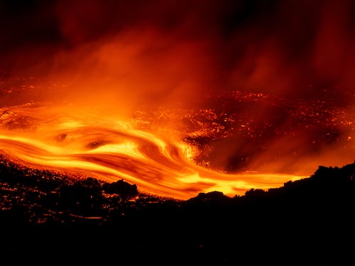 Etna in eruzione, ceneri fino a Malta e Libia. Chiusi gli aeroporti di Catania e Comiso, vacanze rovinate per oltre 100 mila viaggiatori