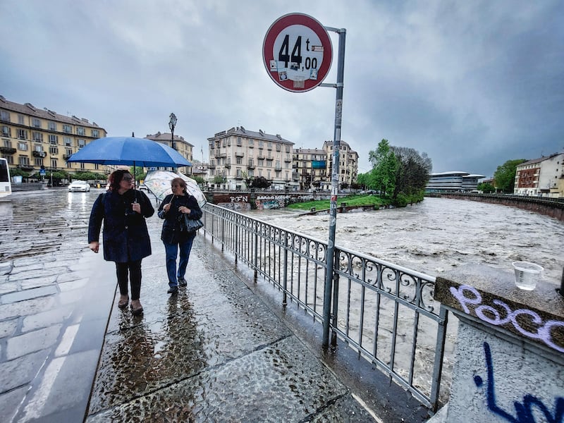 Il maltempo si accanisce sul Nord Italia: fiumi in piena, frane e smottamenti 7