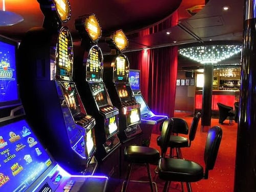 Armati di mazza da hockey minacciano dipendente e rapinano sala slot in via Tiburtina