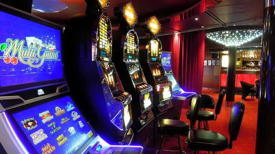 Armati di mazza da hockey minacciano dipendente e rapinano sala slot in via Tiburtina